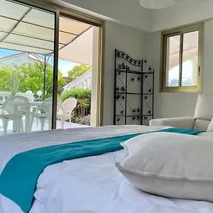 Rez De Jardin De 65m2 Dans A , Nice France